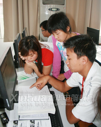 在新校區,老師正在指導學子