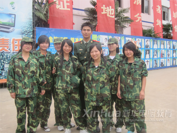 洪莎莎(后排右二)與同學們在一起