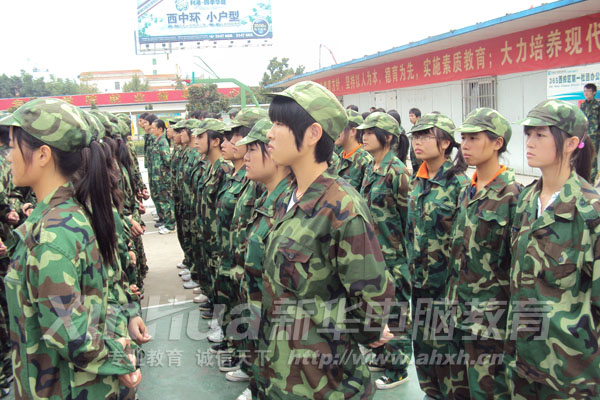 站軍姿(后排第一位為馬秋媛)