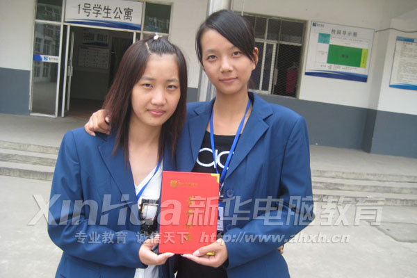 獲獎的潘亞玉(右)與同學在一起