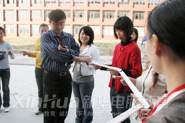 拓展培訓師指導拓展活動開展