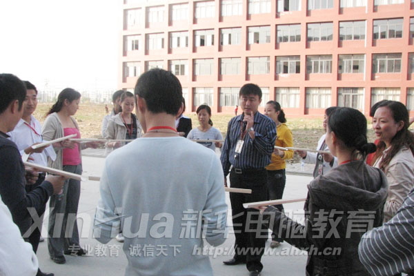 “齊眉棍”拓展游戲提高了大家的團隊合作意識