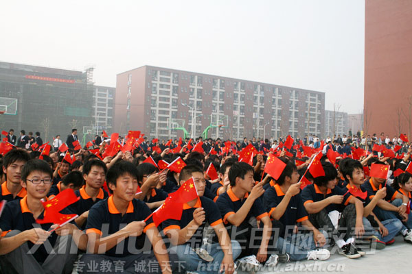 紅歌會上同學們手中的五星紅旗迎風飄揚