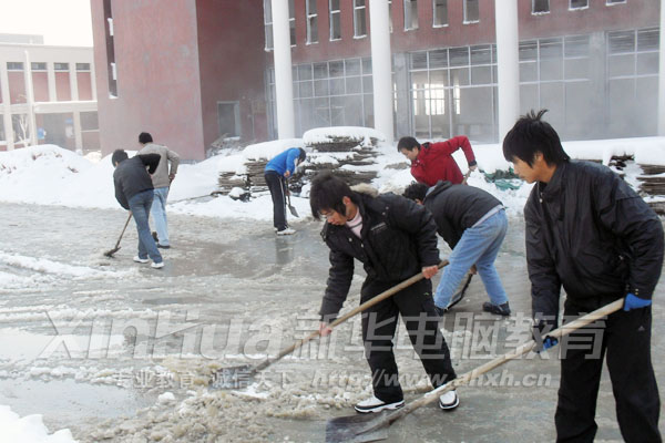 同學們義務清理積雪