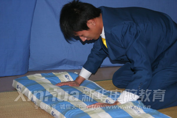 新華學子在疊軍被比賽中胸有成竹