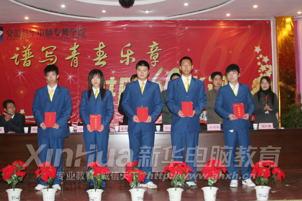 在疊軍被比賽中獲得優勝的新華學子獲得嘉獎