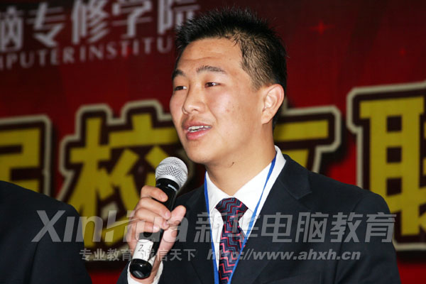 參加校友聯誼會的學子暢談工作經驗