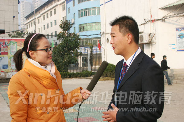 畢業學子接受新華網絡頻道記者采訪