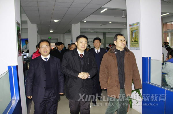 人大代表們深入實訓中心參觀