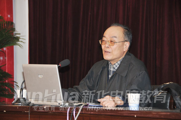 德育特級教師、中國教育學會理事 張萬祥