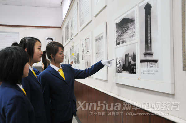 新華學子認真學習烈士事跡