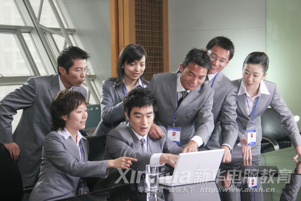 一支高水平的教師隊伍是新華電腦專修學院確保每位學子成功成材的重要的保障,在新華,所有的老師既是教師又是電腦工程師,確保畢業學子理論與實踐俱佳。圖為新華電腦專修學院教學研討會