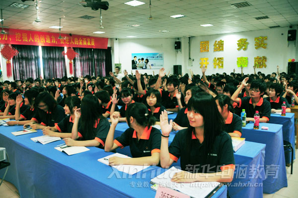 與會(huì)代表舉手表決相關(guān)決議