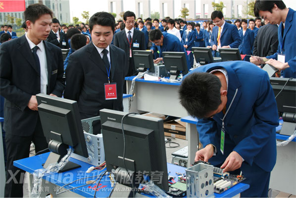 技能型IT人才是建設信息化國家的人才保障,安徽新華電腦專修學院為培養符合需要市場需求的人才多管齊下,圖為新華校園數字文化節計算機安裝調試大賽現場