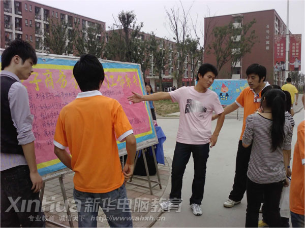社團(tuán)人員在耐心地為新成員介