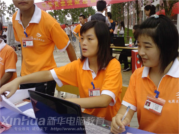 社團(tuán)人員正在入神地投入招新