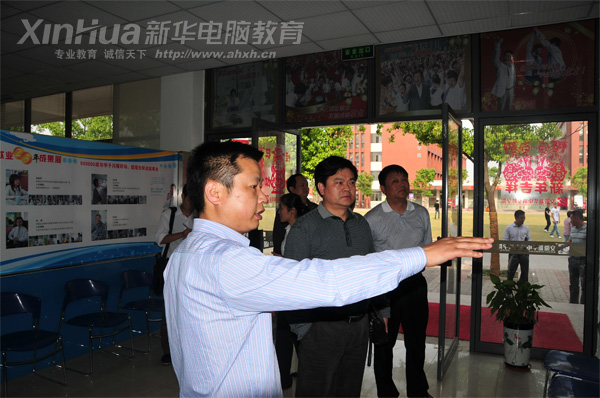 安徽新華電腦專修學(xué)院_我院就業(yè)指導(dǎo)中心負(fù)責(zé)人向新站區(qū)領(lǐng)導(dǎo)介紹就業(yè)信息