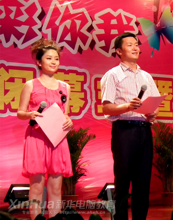 安徽新華電腦專修學院_安徽電視臺著名主持人姚程(左)、孫亮(右)走進安徽新華電腦專修學院,同臺主持
