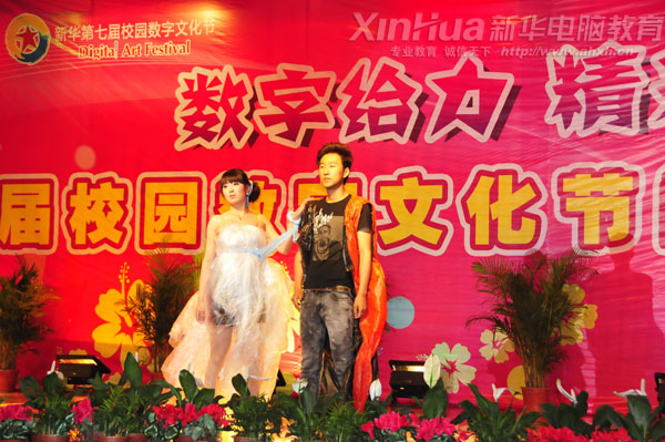 安徽新華電腦專修學(xué)院_我院藝豐協(xié)會(huì)設(shè)計(jì)的低碳環(huán)保服裝,模特走秀展示1