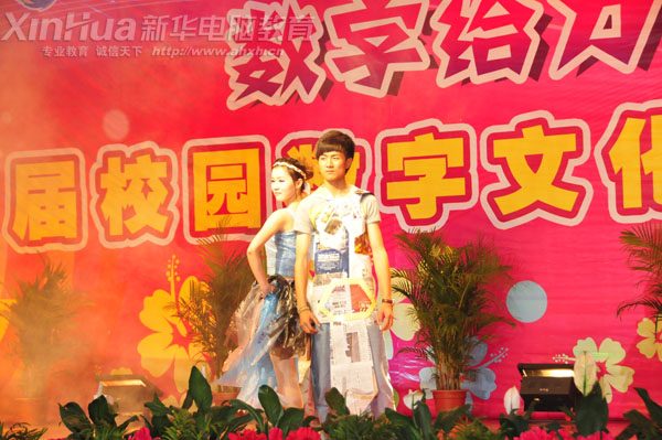 安徽新華電腦專修學(xué)院_我院藝豐協(xié)會(huì)設(shè)計(jì)的低碳環(huán)保服裝,模特走秀展示2