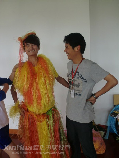 安徽新華電腦專修學院_顏老師在活動彩排現場忙碌并快樂著