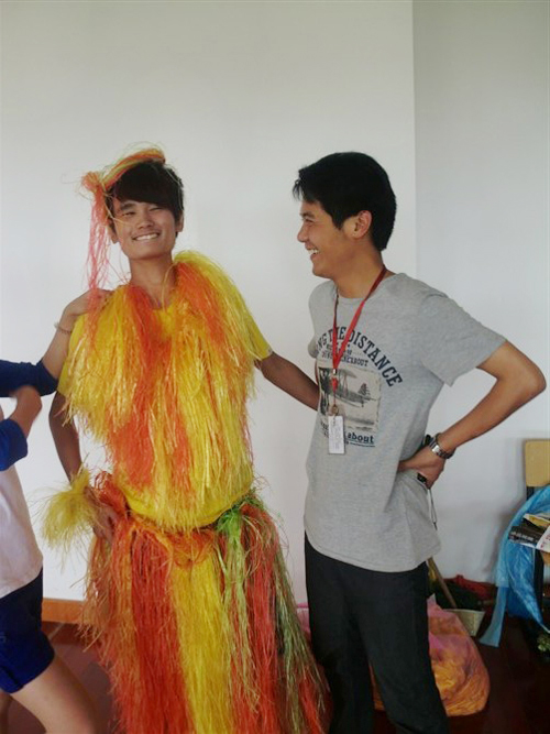 安徽新華電腦專修學(xué)院——顏老師在活動(dòng)彩排現(xiàn)場忙碌并快樂著