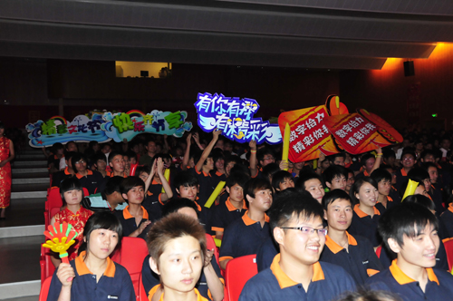 安徽新華電腦專修學(xué)院——晚會(huì)現(xiàn)場同學(xué)們笑聲背后凝結(jié)著無數(shù)人無私奉獻(xiàn)的辛勤汗水