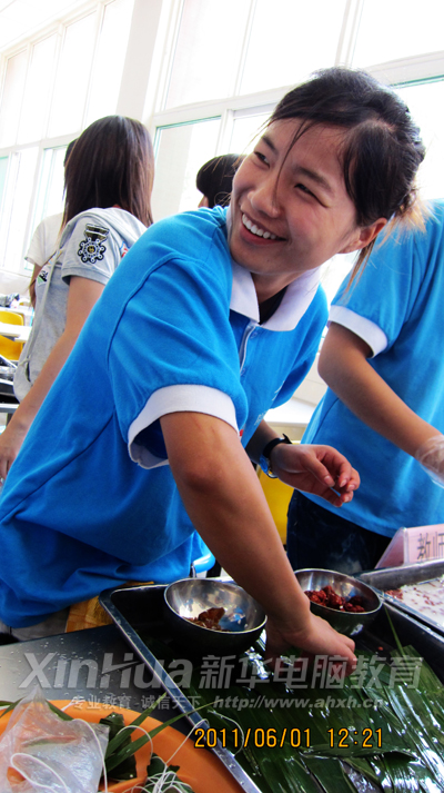 安徽新華電腦專修學院—看!這姑娘一邊包粽子一邊樂