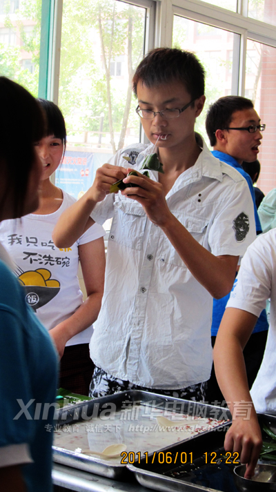 安徽新華電腦專修學院—看這邊!這位同學多么淡定從容呀!