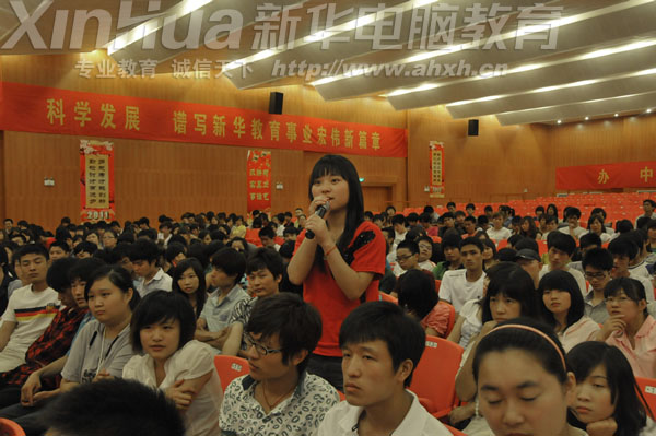 同學(xué)們紛紛就專業(yè)學(xué)習(xí)、就業(yè)、創(chuàng)業(yè)等方面的問題向?qū)W長提問