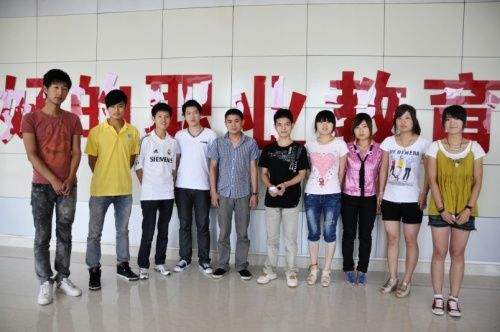 安徽新華電腦專修學院_報告會結束后許雙貴和學弟學妹們親切合影留念