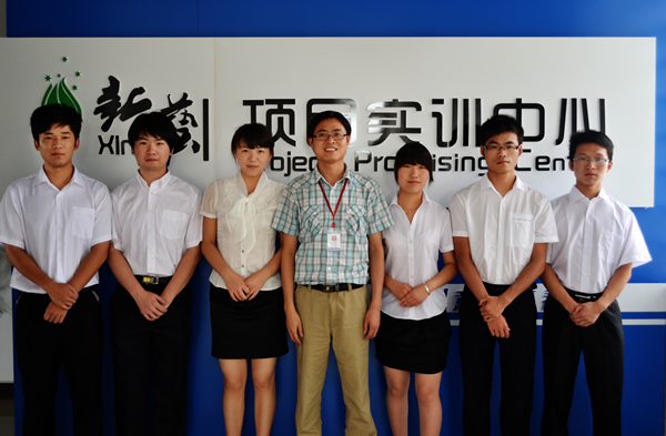 安徽新華參賽學生隊準和指導老師單東軍賽前合影