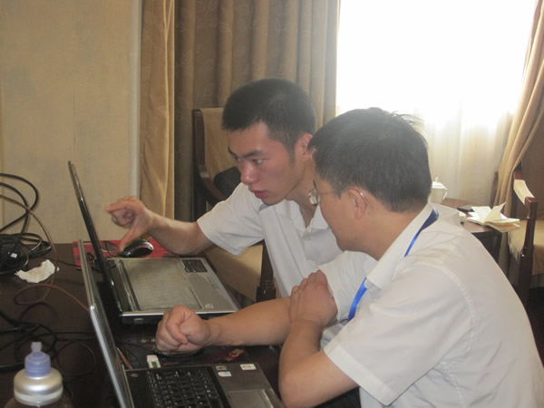 管用同學正在和姚老師探討明天的賽事