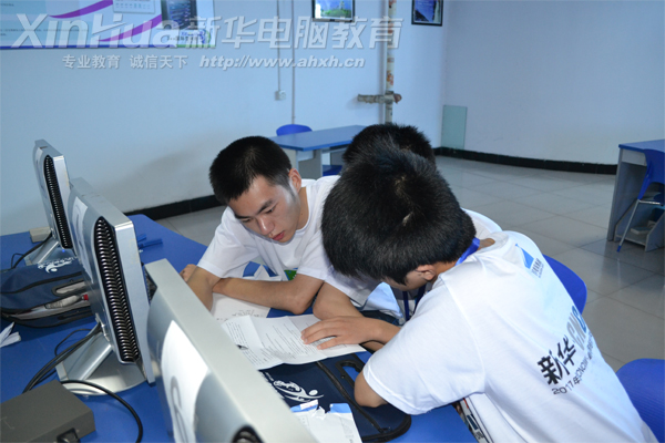 安徽新華學生組參賽選手正在研究考試試題