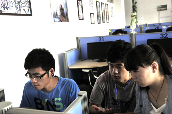 參賽選手隊(duì)伍已進(jìn)入比賽場(chǎng)地,就比賽事宜進(jìn)行討論