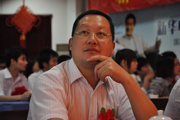 安徽新華電腦專修學院何貴金院長聚精會神地觀看賽程視頻回顧展播