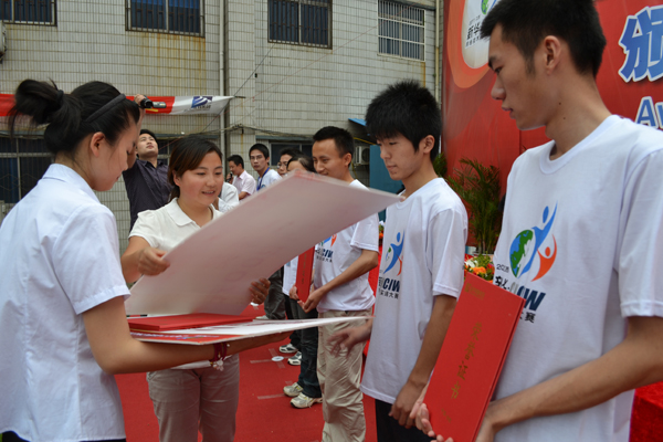 星網銳捷網絡銷售經理呂丹為安徽新華學子頒發榮譽證書