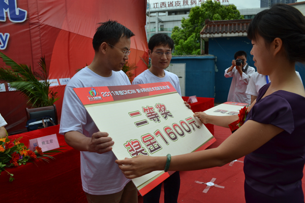 CNCIW公司中國區總經理鄭欣為安徽新華姚育生老師頒發獎牌