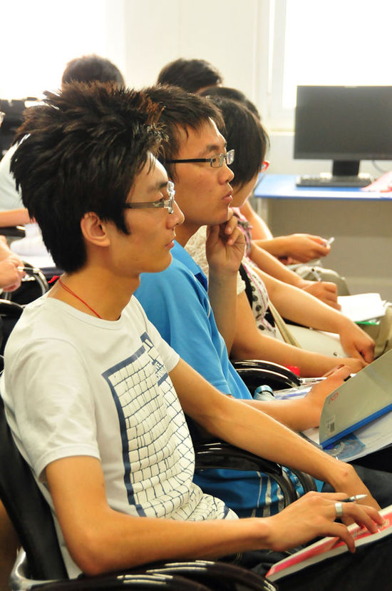 安徽新華電腦專修學院_參賽選手在大賽過程中的認真表現