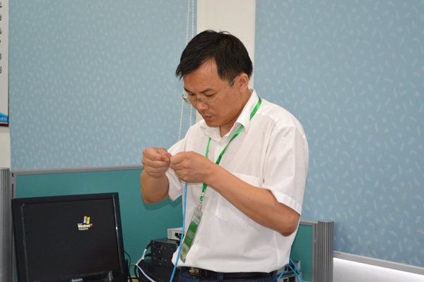 安徽新華參賽選手姚育生老師正在連接網線