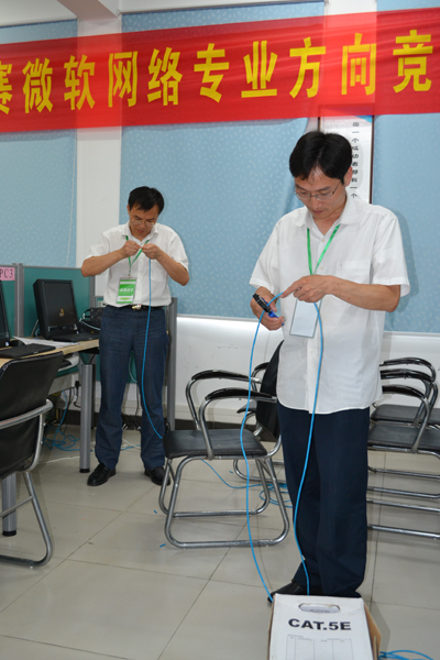安徽新華電腦專修學院網絡工程方向教師組參選手邵春林老師和姚育生老師正在進行實際操作