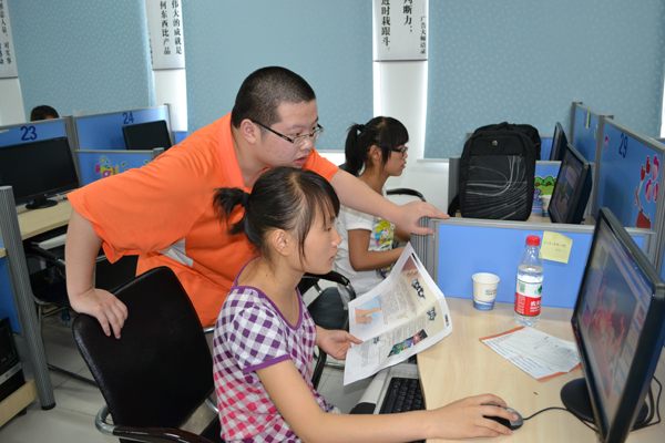 湖北國土資源職業學院廣告傳媒方向參賽選手周鑫同學正在和隊友們討論設計作品