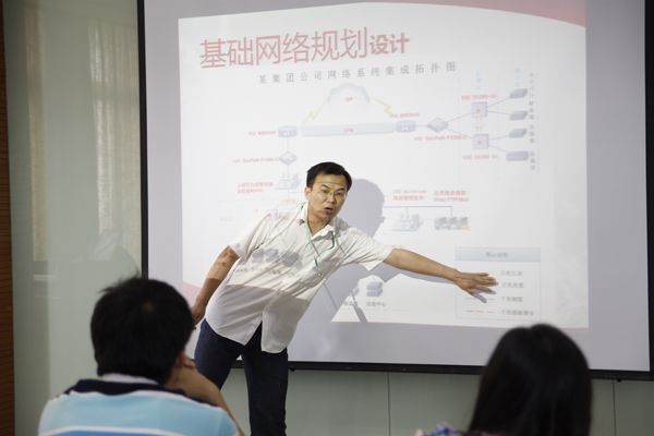 參賽的教師組選手正在進行項目作品答辯