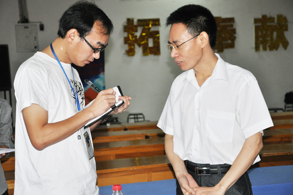 校園通訊社記者賽后采訪參賽選手(右)