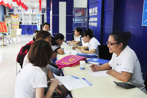 安徽新華電腦專修學(xué)院咨詢報名中心現(xiàn)場異常火爆