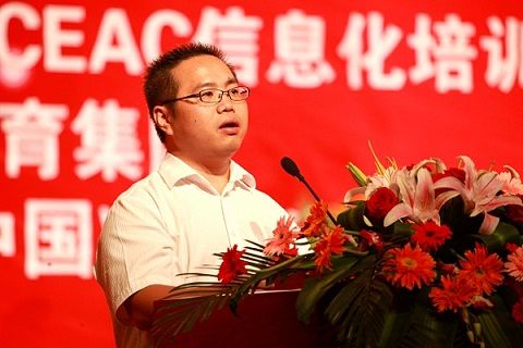 安徽新華電腦專修學院_新華教育集團副總經理張明在頒獎典禮上致辭