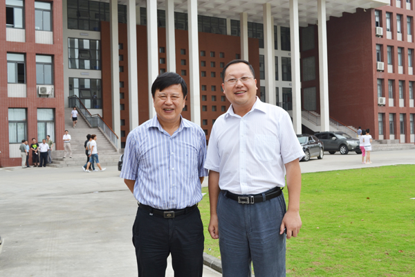 安徽新華電腦專修學(xué)院何貴金院長(右)和蚌埠市副市長楊宏春(左)合影留念