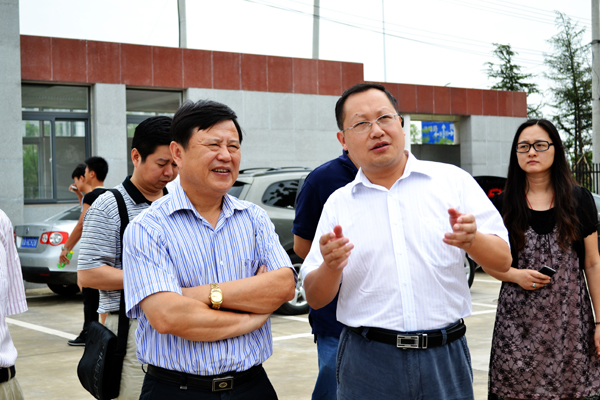 安徽新華電腦專修學(xué)院院長何貴金正在向楊副市長詳細(xì)介紹學(xué)院校區(qū)規(guī)劃和建設(shè)情況