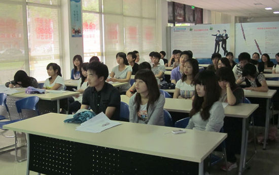 安徽新華電腦專修學院—新華學子們上崗前接受培訓