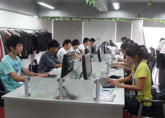 安徽新華電腦專修學院—學生們工作時的情景